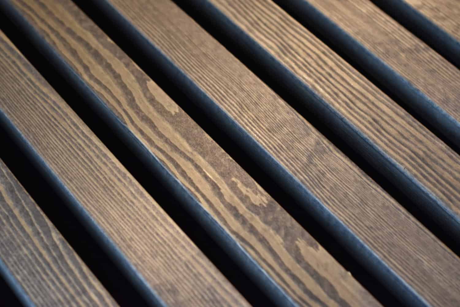 Linear rib elements stained in Spåtind with a Kingkus backing for excellent acoustic performance.